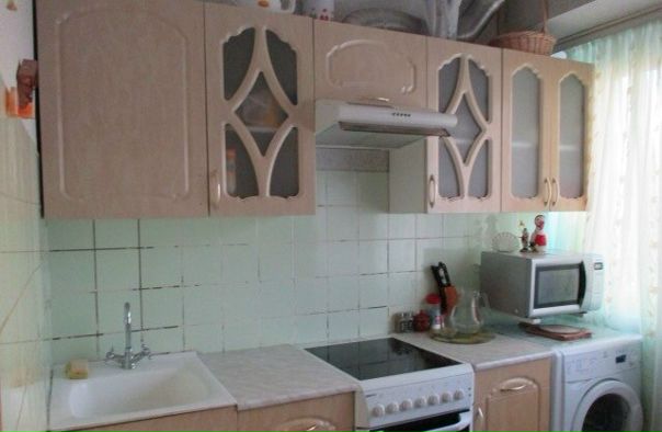 Фото: СДАЮ две смежные комнаты в 3к кв, Зеленоград, 450 <br>Отличное месторасположение. Центр города. <br>Район с развитой инфраструктурой. Парк Победы. <br>10 минут транспортом до ж/д ст.Крюково. <br>ПРЕДЛОЖЕНИЕ для семьи славян до 3(трех) человек. <br>Квартира чистая, уютная, с мебелью и техникой. <br>В комнатах: диван, стенка, шкаф, журн столик и ТВ. <br>Современный кухня с техникой, АСМ, холодильник. <br>Прихожая. Интернет. СУР, без балкона. Парковка. <br>Проживание с интеллигентным ХОЗЯИНОМ. <br>Рассмотрим славян строго на длительный срок, <br>можно с ребенком, без животных! <br>АРЕНДА: 15.000 руб + вода, свет, интернет. <br>Залог 5.000 руб. Комиссия АН 60%. <br>Натали Мак (963) 635-5500