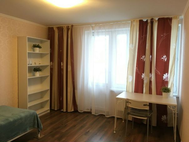 ДАЮ 1к кв Зеленоград, 905 <br>Район с развитой инфраструктурой: школы, <br>дет сады, магазины, почта, банки и другое, <br>в шаговой доступности лесопарковая зона. <br>10 минут ходьбы до ж/д ст. Крюково. <br>Квартира с реальным ЕВРО ремонтом, <br>светлая, уютная, все по-домашнему; <br>14/16эт пан дома, площадь: 41 / 18 / 12 кв м; <br>СУС в кафеле – джакузи, полы ламинат, <br>окна ПВХ, лоджия 8кв м - застеклена. <br>Современный кухонный гарнитур, АСМ, <br>холодильник, чайник, утюг. Интернет. <br>Просторная оборудованная гардеробная. <br>В комнате 1,5 сп кровать, комод, стеллаж. <br>Рассмотрим СЛАВЯН на длительный срок, <br>либо семейную пару, либо 1 человека, <br>строго без детей и без животных. <br>Подъезд под охраной. Консъерж. Парковка. <br>АРЕНДА: 30.000 руб (все включено). <br>Залог разбивается. <br>Комиссия АН 50%. <br>Натали Мак (963) 635-5500 - фото Фото: ДАЮ 1к кв Зеленоград, 905 <br>Район с развитой инфраструктурой: школы, <br>дет сады, магазины, почта, банки и другое, <br>в шаговой доступности лесопарковая зона. <br>10 минут ходьбы до ж/д ст. Крюково. <br>Квартира с реальным ЕВРО ремонтом, <br>светлая, уютная, все по-домашнему; <br>14/16эт пан дома, площадь: 41 / 18 / 12 кв м; <br>СУС в кафеле – джакузи, полы ламинат, <br>окна ПВХ, лоджия 8кв м - застеклена. <br>Современный кухонный гарнитур, АСМ, <br>холодильник, чайник, утюг. Интернет. <br>Просторная оборудованная гардеробная. <br>В комнате 1,5 сп кровать, комод, стеллаж. <br>Рассмотрим СЛАВЯН на длительный срок, <br>либо семейную пару, либо 1 человека, <br>строго без детей и без животных. <br>Подъезд под охраной. Консъерж. Парковка. <br>АРЕНДА: 30.000 руб (все включено). <br>Залог разбивается. <br>Комиссия АН 50%. <br>Натали Мак (963) 635-5500