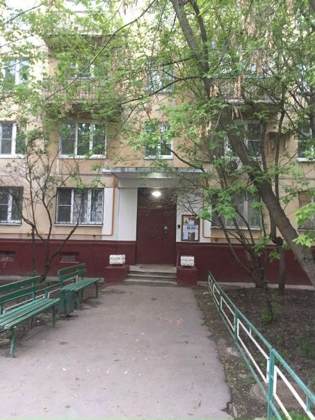 Сдается 1-комнатная квартира в хорошем районе Москвы, рядом с метро Аэропорт. <br>Адрес: улица Красноармейская, дом 13. Окна во двор и с красивым видом (на офис Мэйл ру и старую Москву).<br>Сейчас квартира полностью освобождена от старой мебели, по согласованию возможно привезти любые удобства (мебель, техника и т.д.), что-то даже на Ваш вкус) <br>Цена 35 тыс. + 35 тыс. депозит + коммуналка. Интернет проведен, но не подключен, есть домашний телефон.<br>Дом 9-ти этажный бывший ведомственный, со своей территорией и парковкой. Квартира на 6 этаже. Окна и балкон выходят на солнечную сторону.<br> Гордов - фото Фото: Сдается 1-комнатная квартира в хорошем районе Москвы, рядом с метро Аэропорт. <br>Адрес: улица Красноармейская, дом 13. Окна во двор и с красивым видом (на офис Мэйл ру и старую Москву).<br>Сейчас квартира полностью освобождена от старой мебели, по согласованию возможно привезти любые удобства (мебель, техника и т.д.), что-то даже на Ваш вкус) <br>Цена 35 тыс. + 35 тыс. депозит + коммуналка. Интернет проведен, но не подключен, есть домашний телефон.<br>Дом 9-ти этажный бывший ведомственный, со своей территорией и парковкой. Квартира на 6 этаже. Окна и балкон выходят на солнечную сторону.<br> Гордов