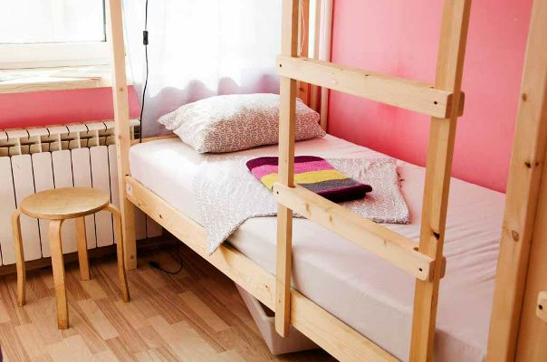 Сеть хостелов“Tvoyhostel” – от 10000 руб. за месяц! <br><br>Хостелы “Tvoyhostel” расположены в самом центре Москвы, на ваш выбор места около: <br><br>Смоленская (1 мин) <br>Достоевская (5 мин) <br><br>К услугам гостей: <br>-Постельное белье и полотенца <br>-WI-FI <br>-Ежедневная уборка <br>-Стиральная машинка <br>-Микроволновка <br>-Чай и печеньки, каши по утрам <br>-Кухня со всеми необходимыми принадлежностями <br>-Фен для волос <br>-Утюг и гладильная доска <br>-Есть женские, мужские и смешные номера <br><br>В наших хостелах чисто и очень уютно! <br>Возможны гибкие условия оплаты <br>Будем рады вам! Звоните, все обсудим. <br>Контактный телефон: <br>+7 (962) 963-78-78 Владислав - фото Фото: Сеть хостелов“Tvoyhostel” – от 10000 руб. за месяц! <br><br>Хостелы “Tvoyhostel” расположены в самом центре Москвы, на ваш выбор места около: <br><br>Смоленская (1 мин) <br>Достоевская (5 мин) <br><br>К услугам гостей: <br>-Постельное белье и полотенца <br>-WI-FI <br>-Ежедневная уборка <br>-Стиральная машинка <br>-Микроволновка <br>-Чай и печеньки, каши по утрам <br>-Кухня со всеми необходимыми принадлежностями <br>-Фен для волос <br>-Утюг и гладильная доска <br>-Есть женские, мужские и смешные номера <br><br>В наших хостелах чисто и очень уютно! <br>Возможны гибкие условия оплаты <br>Будем рады вам! Звоните, все обсудим. <br>Контактный телефон: <br>+7 (962) 963-78-78 Владислав