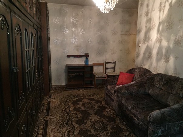 Фото: СРОЧНО сдается комната. Собственник! <br>Москва,  Славянский бульвар или  Молодежная. <br>Ищем 1-2х девушек. Квартира 2х комнатная. В комнате 2 дивана, кресло, большой шкаф, стол. Холодильник, стиральная машинка, СВЧ-печь на общем пользовании. Интернет- wi fi. В другой комнате живу я с молодым человеком, дома практически не бываем. Рано уезжаем на работу, поздно приезжаем. <br> <br>В кварите животные (маленькая собака и коты), поэтому только для любителей животных!  Животных в сдаваемую комнату не пускаем. <br>Жкх, свет оплачивается отедельно, делится на всех. Интернет 500рмесяц так же оплачивается пополам (можно не платить, если не будите использовать).  Молодежная и  Славянский бульвар в 10 минутах езды на общ.транспорте  До м. Киевской ехать 20 минут на маршрутке. <br>Около дома зеленый парк с прудом , в пешей доступности аптека , продуктовый магазин , бассейн , фитнес клуб , банк , кафе , платформа Рабочий поселок . На Молодежной новый большой ТЦ Кунцево плаза (Ашан), на Славянском бульваре ТЦ Океания, на Киевской ТЦ Европейский  <br> <br>От вас требуется немного адекватности , платежеспособность, любовь к животным, не конфликтность и чистоплотность на уровне хотя бы 