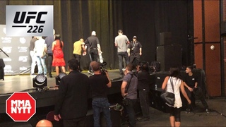 Cormier Hobbles Off Stage Following Fall After UFC 226 Press Conference