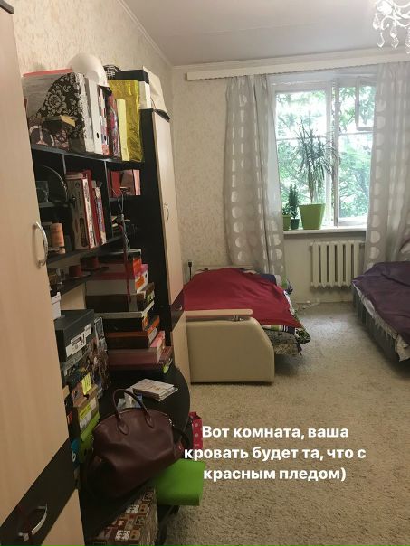 Фото: Добрый день!<br>Сдаётся место для девушки в комнате в двухкомнатной квартире. В этой комнате с вами будет одна девушка, во второй комнате живёт ещё одна девушка, то есть всего будет трое с вами в квартире. Отличные соседки, неконфликтный, обе работают, дома бывают нечасто) Шкаф для одежды покупала сама, оставлю в подарок новой соседке) заселение чем раньше, тем лучше-хоть завтра.<br>Метро Выставочная/Деловой центр 3 минуты пешком, Москва-Сити через дорогу.<br>Приятная светлая квартирка с отличной локацией, жила здесь с удовольствием<br>По стоимости 15000/месяц, плюс 1000 коммуналка и интернет, плюс 15000 залог. Договор.<br> Дмитриева