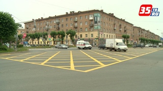 Вафельная разметка в Череповце, перекрёсток Ленина - Сталеваров