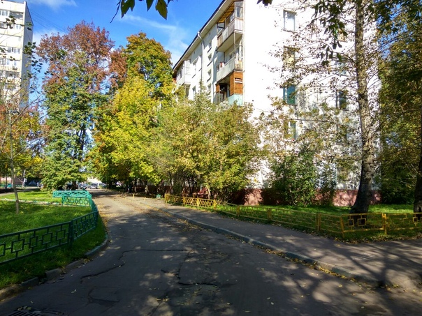 Фото: Сдаётся 2-х комн. кв, после ремонта, на длительный срок. <br>Дом расположен недалеко от м. Щелковская, пешком честных 5-7мин., между Байкальской и Амурской улицами. <br>35 000 + вода и электричество по счетчикам+ депозит за 1 мес <br>Сделан ремонт.  Квартира светлая, тёплая. <br>Полностью меблирована и с бытовой техникой (холодильник, новая стир. машина автомат на 5,5кг, микроволновка, утюг). <br>Изолированные комнаты 9 и 18 кв.м, с/у раздельный, есть балкон. <br>3-й этаж 5 этажного панельного дома, тихий, уютный зелёный двор. <br>Чистый подъезд, тихие соседи (постоянные жильцы). <br>Проживание детей и животных обговариваем отдельно. <br>Во дворе большая современная детская и спортивные площадки.  Магазины, аптеки в шаговой доступности. <br>Рядом (3 мин пешком) д/сад, школа, детская пол- ка. <br>Рядом с домом продуктовый магазин и через дорогу современный фермерский рынок. <br>В 10 мин пешком- живописный Гольяновский пруд и национальный парк 