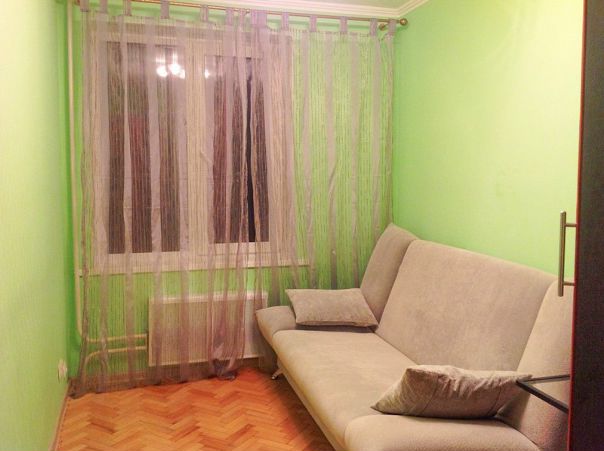 Фото: Сдам добрую изолированную комнату. На длительный срок. <br>В пешей доступности  Рязанский проспект (4 минуты) или  Выхино (8 минут). <br><br>Ищем 1-го! парня или 1-ну! девушку. Славян. Без вредных привычек. Здоровый образ жизни приветствуется. Квартира 3-х комнатная. В соседних комнатах – парень и девушка. Дом – это место силы и отдыха, 3 комнаты – 3 человека. Поэтому без гостей, без шума и без конфликтов. Чистота и порядок, но без фанатизма. <br><br>В квартире есть всё для комфортного проживания, включая интернет. В комнате большой диван, стол и вместительный шкаф. В окрестностях вся необходимая инфраструктура. Район очень тихий и немноголюдный. <br>Цена 18 тысяч + вода/свет. Без комиссии. Есть депозит, который можно разбить на несколько месяцев. Все вопросы в ЛС.<br> Бэй