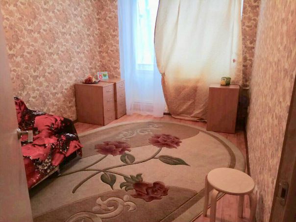 Фото: Сдам комнату м. Варшавская (3 мин пешком) Большая комната с балконом - 21 т.р. + к.у (1000 р.)! <br>Ищу соседку можно двух девушек тогда на пару тысяч дороже. Можно мама и ребенок, в уютную и большую комнату с балконом. Квартира 2-х комнатная с хорошим ремонтом и всей необходимой техникой, есть wi-fi. Диван новый из икеи. Если парень то только работающий официально не продавец мобилок и тому подобных специальностей... Есть вторая тоже большая комната но без балкона по выбору ), Во второй комнате живу я - порядочный, хорошо воспитанный парень. Не пристаю и тому подобное )). <br>В пешей доступности Пятерочка, Перекрёсток, Ашан и др. магазины <br>Метро Варшавская в 3 мин. ходьбы от дома, также в пешей доступности м. Севастопольская и м. Каховка, автобусные остановки и ж.д. станция (7 мин. пешком) (отличное место для спорта и отдыха) <br><br>Жду в гости ))<br>