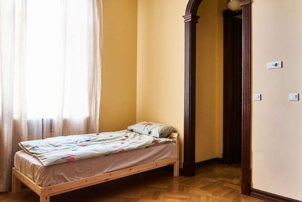 Фото: СОБСТВЕННИК <br>ребята сдам комнату центр 25000 с человека. <br>в квартире всё новое. 6 комнат. <br>до красной площади идти 20 мин. Можно вообщем даже на сутки. <br>агентам просьба не писать!!!!!! всем остальным ребятам пишите на вотсап 89О1 -7о7- 4285