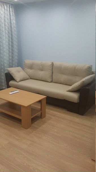 Фото: Сдается срочно! Без комиссии! Однокомнатная квартира в новом доме со свежим евроремонтом. 25 000+депозит+комунальные платежи (свет+вода по счетчикам) оплачиваются отдельно. Встроенная кухня, Вся бытовая техника, машинка-автомат. Вся техника и мебель для комфортного проживания. В коридоре встроенная большая гардеробная - купе. Квартира просторная, светлая, уютная. Застекленный большой балкон с плиткой и освещением. Консьерж. Во дворе школа, площадка с тренажерами и теннисным кортом. Магазин, салон красоты прямо в том же доме. Остановка маршрутки до метро Бульвар Дмитрия Донского прямо у дома. До метро 10 минут на маршрутке. Больше фото в лс. Только Славянам, гражданам РФ без детей и животных! 8-967-284-99-00 Евгения, Максим<br>