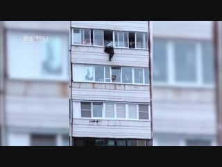 Екатеринбуржец спустился из окна на веревке за застрявшей собакой