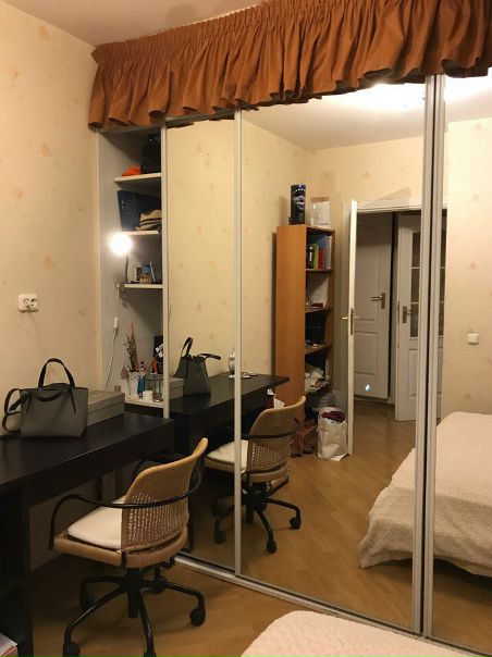 Фото: Сдается комната 12 кв.м. в 3-х комнатной квартире. м.Бабушкинская (10 минут пешком). В комнате двуспальная кровать, большой шкаф-купе, ну и что на фото. Чистая, уютная квартира с необходимой техникой, классные соседи и хозяйка, автобусная остановка у подъезда, консьержка (к которой можно отправлять курьеров), нет проблем с парковкой, в доме сбербанк, много магазинов в шаговой доступности, супер парк у Яузы. <br>Аренда комнаты 15000р + счётчики и интернет - не более 1000р. <br>Ищем платежеспособную, приятную во всех отношениях девушку без животных, детей и армии поклонников (готовы рассмотреть и другие варианты) <br> Акимова