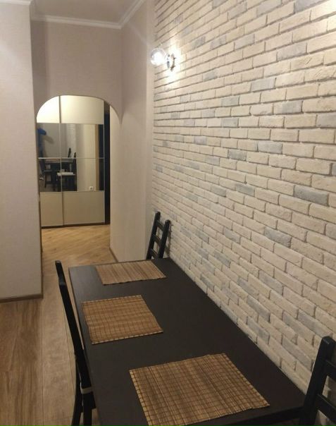 Фото: Сдается: 2х комн.квартира( Объявления от АГЕНСТВА, комиссия:15000) <br>Стоимость: 33000+счетчики(от 1000-2000 руб счетчики) <br>Адрес: ул. Ясногорская, 13 к2,  Ясенево. (5-10 минут пешком) <br>Доп: Сдается небольшая 2-комнатная квартира, 47 кв метров. <br>11/22этаж. <br>В квартире есть вся мебель и бытовая техника для комфортного проживания, большая лоджия, в квартире пластиковые окна. В шаговой доступности детские сады, школа, автобусные остановки, метро, торговые центры. <br>Рассматривается сдача ТОЛЬКО на длительный срок. <br>Залог депозит нет, обусловлено срочной сдачей квартиры. (Цена понижена по этой же причине) <br>Рассматриваются только прилежные жильцы! <br>Просмотреть можно в день обращения, документы к заселению все готовы. <br>Контактное лицо: +79221457622 - Юрий.