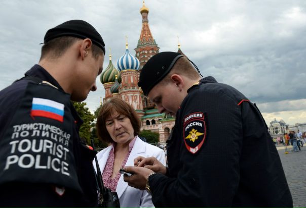 Россиян могут заставить следить за поведением их иностранных гостей: 