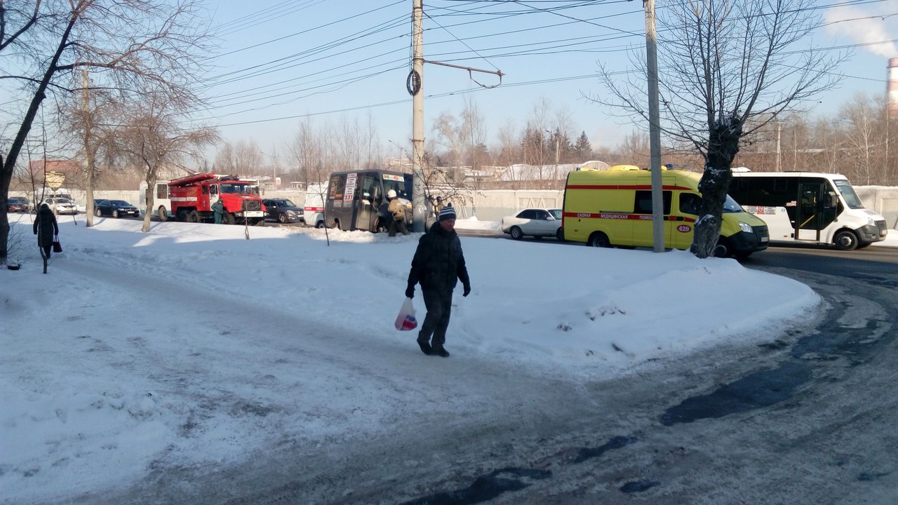 В Омске влетела в столб маршрутка с пассажирами - ФОТО В Омске влетела в столб маршрутка с пассажирами - ФОТО