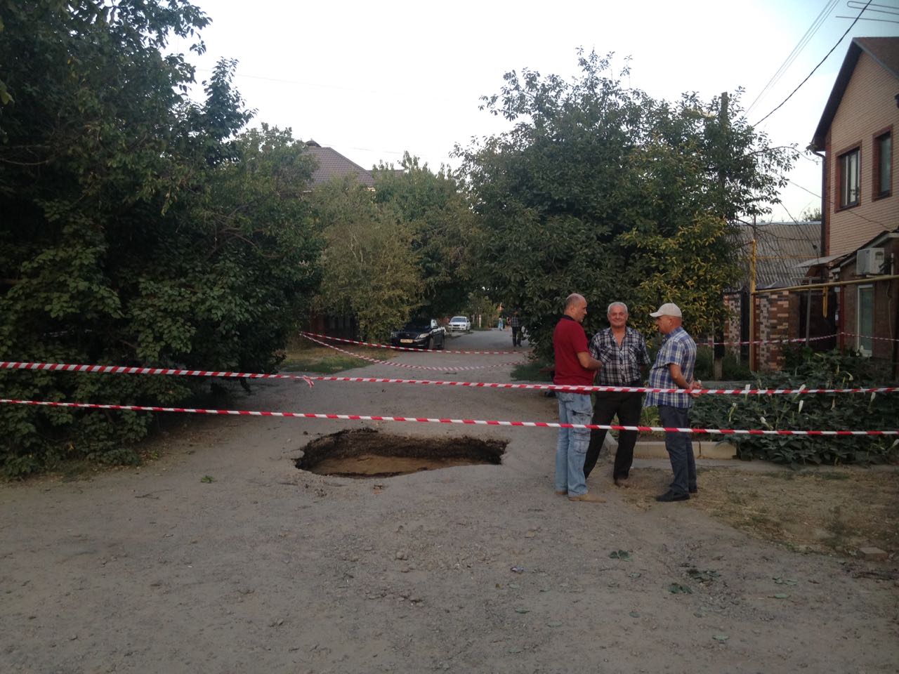 В Таганроге из-за очередного обрушения коллектора под землю провалился мусоровоз