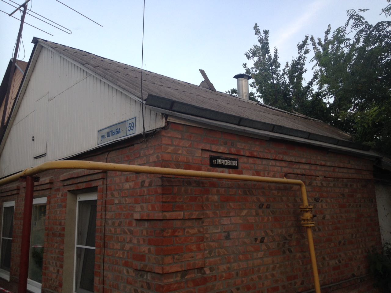 В Таганроге из-за очередного обрушения коллектора под землю провалился мусоровоз