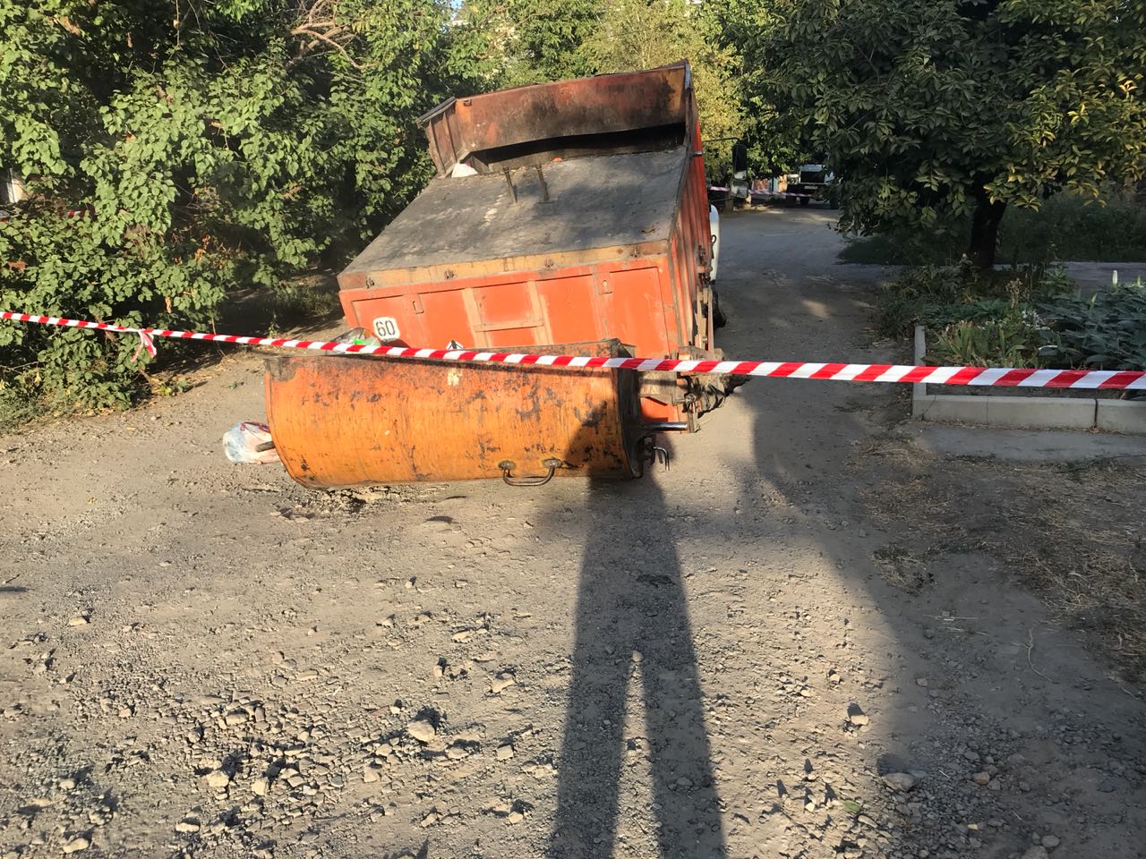 В Таганроге из-за очередного обрушения коллектора под землю провалился мусоровоз