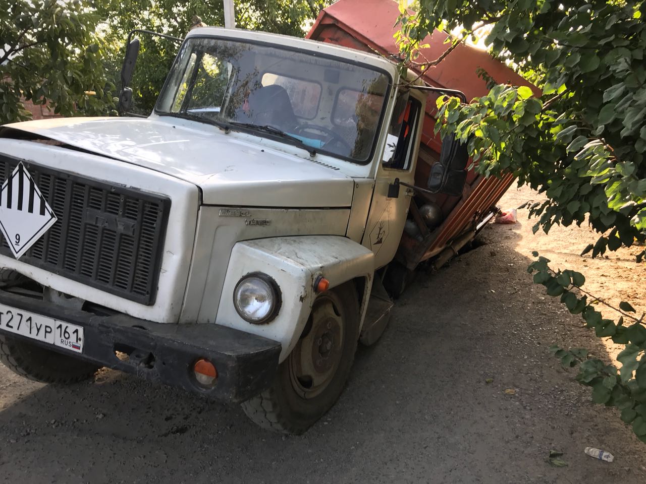 В Таганроге из-за очередного обрушения коллектора под землю провалился мусоровоз