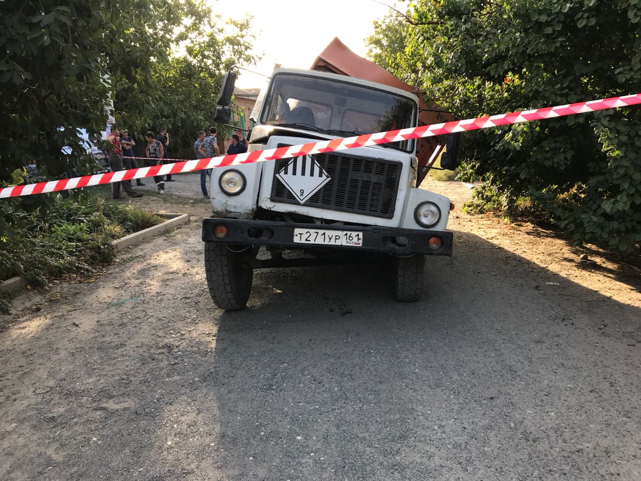 В Таганроге из-за очередного обрушения коллектора под землю провалился мусоровоз