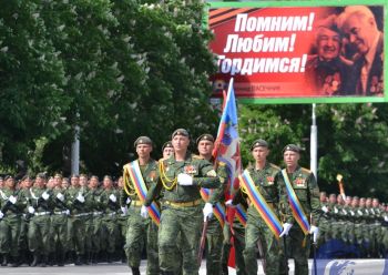 По Луганску прошел Парад Победы и 50-тысячный Бессмертный полк (ВИДЕО) По Луганску прошел Парад Победы и 50-тысячный Бессмертный полк (ВИДЕО)