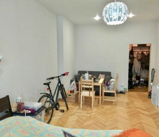 Фото: Продаю свою комнату в пятикомнатной квартире в центре СПб на Невском проспекте 151. <br>Площадь жилой комнаты 25 м. У комнаты своя собственная прихожая и кладовка. <br>Кухня 8 м, ремонт сделан в прошлом году. <br>Санузел раздельный, ванная отремонтирована, стоит душевая кабина. <br>Общая площадь квартиры 159 м. <br>Ремонт фасадов и крыша сделаны в прошлом году, в доме заменены все трубы и радиаторы. Этаж 5/5 без лифта. <br>Комната тёплая, светлая, сделан хороший ремонт: стены выровнены и покрашены, натяжной потолок, стеклопакеты, паркет. Вид из окон на Невский проспект. 5 минут пешком от метро пл.Александра Невского. Хорошие соседи. <br>Отличный вариант для жизни или в аренду.<br><br>Цена 2 млн.руб. <br>Продажа напрямую, без комиссии и не через агентство. <br><br>Тел. 89219469672
