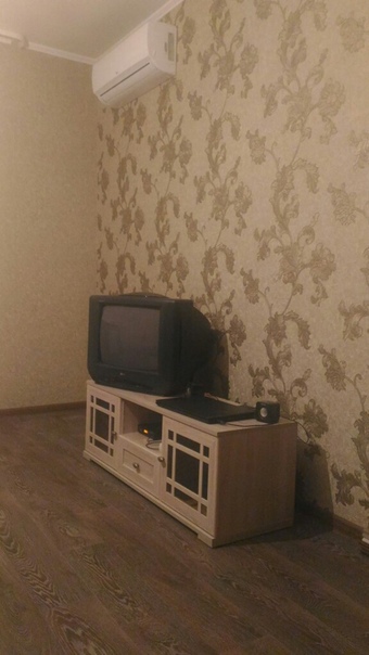 Фото: Продам свою однокомнатную квартиру в светлых тонах в кирпичном 5 этажном доме на 2 этаже. Ремонт сделан из качественных материалов. Сан.узел в кафеле, натяжной потолок, раковина с тумбой (фото реальные). Мебель, холодильник, стиральную машину оставим, 2 кондиционера, балкон застеклен. Новый, современный дом, чистый подъезд,  тихий и уютный двор, парковочные места, детская площадка, рядом школа, детский сад, рынок, фитнес-клуб, магазины, транспорт, остановка. Незатопляемый район. Хорошие и очень дружные соседи. Краснодар, Прикубанский рн., ул. Сахалинская. Общая площадь 37,5кв.м., кухня 10,5кв.м., комната 17,5 кв.м., цена 1600 000 рублей, реальному покупателю торг, собственник. Звоните по всем вопросам, с удовольствием ответим.  Регина +7 918 180-68-01 <br>Кадастровый номер: 23:43:0130085:773