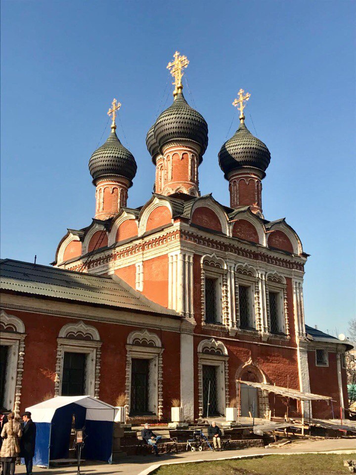 в храме