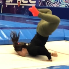 ?Дитя искусства? on Instagram: “Легонько поцеловала батут?? Видео о том, как весело мы поиграли в добавления с @dimasdgk и @trampoline_katya”