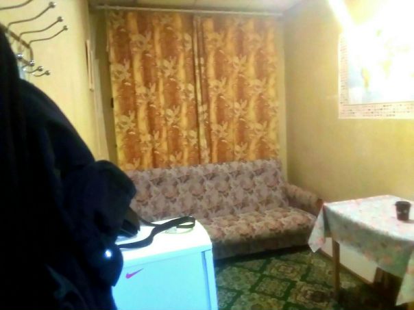 Фото: СРОЧНО сдаётся на длительный срок комната 10 кв.м. на Васильевском острове, в 4х комнатной квартире. <br>В комнате есть большое спальное место (2-х местный диван), холодильник, стол и т.д. Есть интернет и цифровое ТВ. Комната сдаётся предпочтительно для молодого человека / мужчины. Соседи тихие и интеллигентные. <br>Комната находится на Васильевском острове 5 минут пешком от ст. м. Василеостровская, 10 минут пешком от ст.м. Спортивная-2. Большое количество магазинов вокруг. <br>Я СОБСТВЕННИК!!! ПРОСЬБА АГЕНТАМ НЕ БЕСПОКОИТЬ!!! <br>Стоимость 10000 + залог 100%. <br>Елена, тел.: 8-981-824-27-51