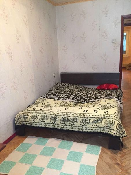 Ребятки, налетай торопись! Хата, в которой можно ВСЕ! Главное не спалите нахрен;)))<br>По всем вопросам мне в личку, а лучше вотсап 8-916-998-00-88. <br>Сдаём в добрые, можно кривые, руки, свою 2-к квартиру у м.Митино. Адрес: Митинская д.38. 1 мин пешком.<br>Квартира в удовлетворительном состоянии, комнаты изолированные, санузел раздельный, окна во двор, полы паркет, городской телефон, 1 лоджия. Имеется 1 пассажирский лифт и мусоропровод.<br>В квартире есть холодильник, стиральная машинка, микроволновка, чайник, посуда, 2 двуспальные кровати, стол, 2 стула. Для хранения вещей есть просторная кладовка с полками и шкаф в прихожей. Оплата за месяц вперед 35000+ коммунальные платежи (эл-во, вода - сколько потратили за месяц). Можно с маленькими детьми, животными. Мы ориентированы на сдачу на длительный срок!<br> Шлычкова - фото Фото: Ребятки, налетай торопись! Хата, в которой можно ВСЕ! Главное не спалите нахрен;)))<br>По всем вопросам мне в личку, а лучше вотсап 8-916-998-00-88. <br>Сдаём в добрые, можно кривые, руки, свою 2-к квартиру у м.Митино. Адрес: Митинская д.38. 1 мин пешком.<br>Квартира в удовлетворительном состоянии, комнаты изолированные, санузел раздельный, окна во двор, полы паркет, городской телефон, 1 лоджия. Имеется 1 пассажирский лифт и мусоропровод.<br>В квартире есть холодильник, стиральная машинка, микроволновка, чайник, посуда, 2 двуспальные кровати, стол, 2 стула. Для хранения вещей есть просторная кладовка с полками и шкаф в прихожей. Оплата за месяц вперед 35000+ коммунальные платежи (эл-во, вода - сколько потратили за месяц). Можно с маленькими детьми, животными. Мы ориентированы на сдачу на длительный срок!<br> Шлычкова