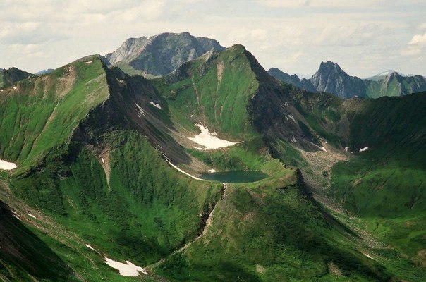 Горное озеро в долине реки Тоенки, Красноярский край