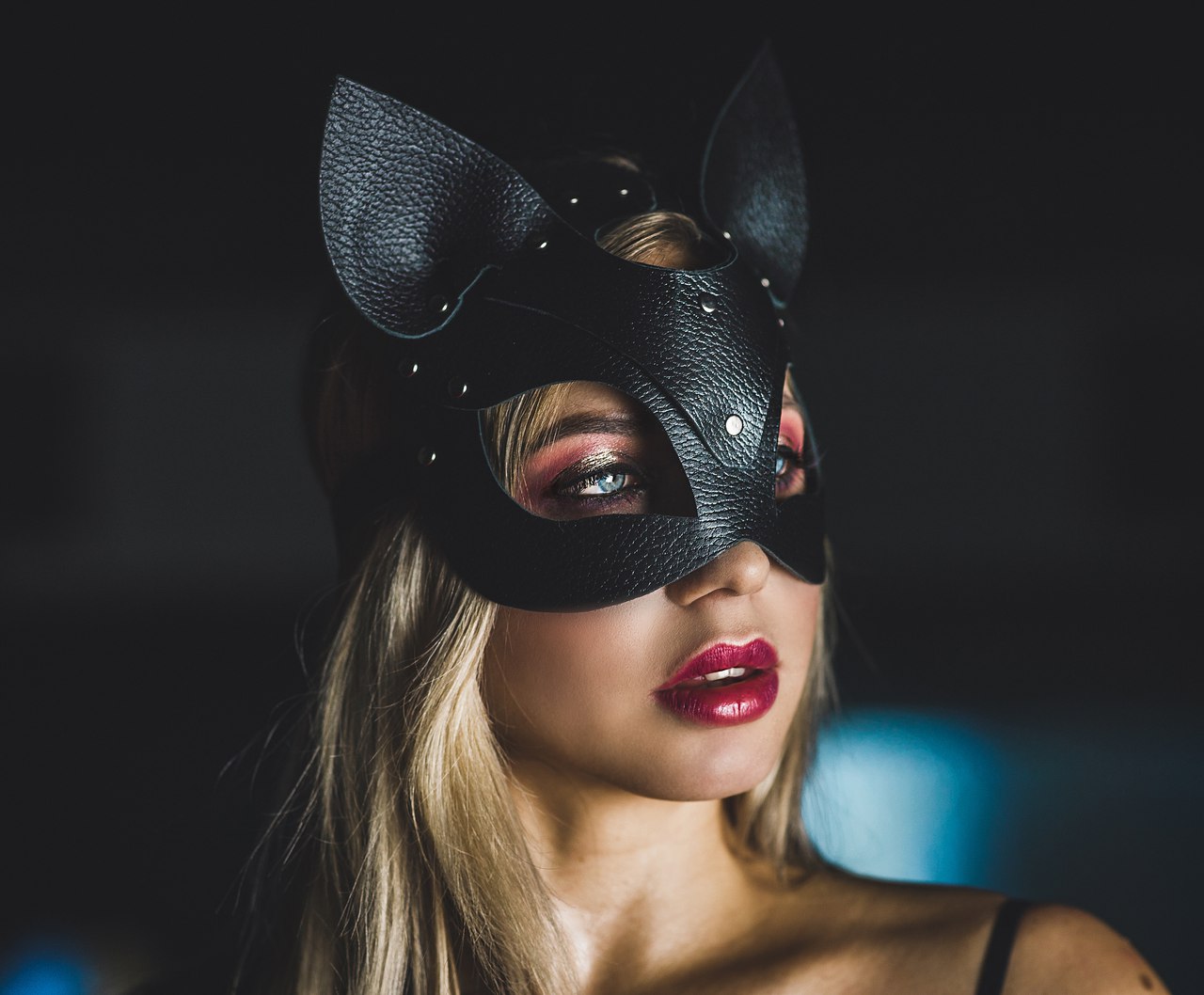 Девушка в маске кошки картина