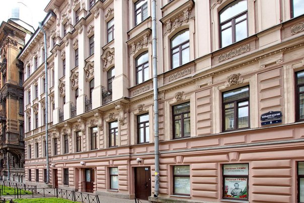 г. Санкт-Петербург<br><br>Большой Казачий пер., 8<br><br>Предлагается прекрасная 4-комнатная квартира расположенная в историческом центре Санкт-Петербурга, в бывшем доходном доме по адресу: Большой Казачий пер., дом 8. Дом малоквартирный, имеет свою интересную историю.<br>Год постройки: 1904. Стиль: Эклектика. Архитектор: Батуев П. Н. Дом реконструирован в 2002 г.<br><br>Квартира двусторонняя, общая площадь составляет: 113,5 кв.м, / гостиная, три спальни, кухня, ванная комната, гостевой с/у, два просторных коридора/.<br>Этаж 3, в доме всего 6 этажей. <br><br>Прямая продажа. <br>В собственности более 5 лет.<br>25 700 000 руб. - фото Фото: г. Санкт-Петербург<br><br>Большой Казачий пер., 8<br><br>Предлагается прекрасная 4-комнатная квартира расположенная в историческом центре Санкт-Петербурга, в бывшем доходном доме по адресу: Большой Казачий пер., дом 8. Дом малоквартирный, имеет свою интересную историю.<br>Год постройки: 1904. Стиль: Эклектика. Архитектор: Батуев П. Н. Дом реконструирован в 2002 г.<br><br>Квартира двусторонняя, общая площадь составляет: 113,5 кв.м, / гостиная, три спальни, кухня, ванная комната, гостевой с/у, два просторных коридора/.<br>Этаж 3, в доме всего 6 этажей. <br><br>Прямая продажа. <br>В собственности более 5 лет.<br>25 700 000 руб.