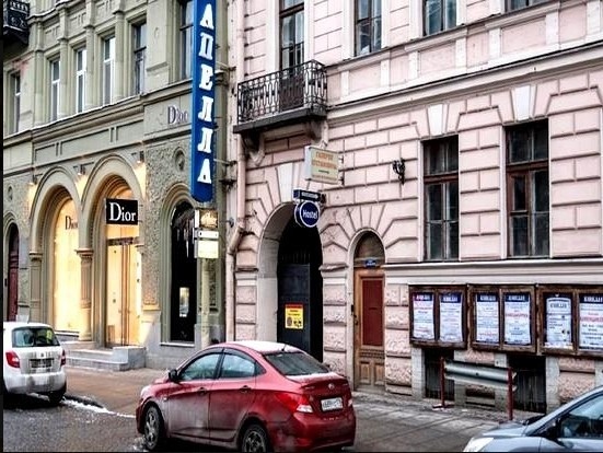 Продается Фасадное здание 1 120 м2 <br>Большая Конюшенная ул., 11 <br> <br>Дом Капеллы. <br>Архитекторы: Бенуа Л. Н. Год постройки: 1806 Стиль: Эклектика <br>Площадь здания (фасад): 1 118,9 кв. м. <br>Назначение: нежилое. <br>Обременение: Объект культурного наследия. Обязательство по сохранению объекта. <br>Этажность: подвал–1–2–3-4-мансарда. <br>Высота потолков: 1–4 этаж от 4,27 м до 3,7 м, в подвале 3,2 м (–2,3 м ), мансарда от 3,1 м до 1,5 м <br>Входы: 2 отдельных: с фасада и со двора. <br>Инженерное обеспечение: <br>• Электроснабжение – 100 кВт, возможно увеличение мощности. <br>• Водоснабжение и водоотведение – городские сети. • Отопление – от теплового узла. <br>660 000 000 руб. - фото Фото: Продается Фасадное здание 1 120 м2 <br>Большая Конюшенная ул., 11 <br> <br>Дом Капеллы. <br>Архитекторы: Бенуа Л. Н. Год постройки: 1806 Стиль: Эклектика <br>Площадь здания (фасад): 1 118,9 кв. м. <br>Назначение: нежилое. <br>Обременение: Объект культурного наследия. Обязательство по сохранению объекта. <br>Этажность: подвал–1–2–3-4-мансарда. <br>Высота потолков: 1–4 этаж от 4,27 м до 3,7 м, в подвале 3,2 м (–2,3 м ), мансарда от 3,1 м до 1,5 м <br>Входы: 2 отдельных: с фасада и со двора. <br>Инженерное обеспечение: <br>• Электроснабжение – 100 кВт, возможно увеличение мощности. <br>• Водоснабжение и водоотведение – городские сети. • Отопление – от теплового узла. <br>660 000 000 руб.