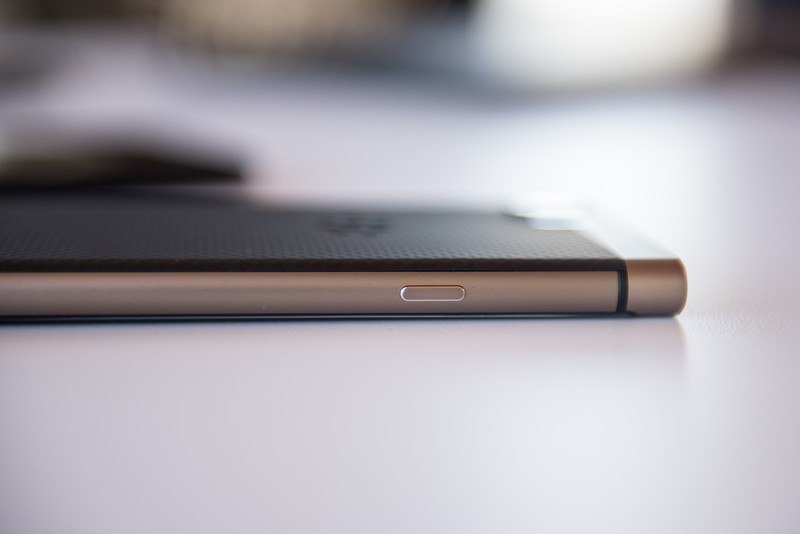 BlackBerry KEYOne Bronze Edition боковая грань
