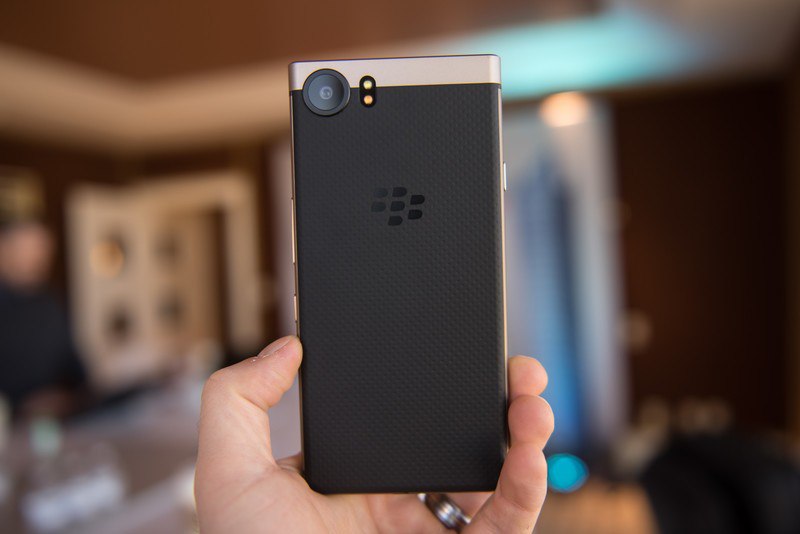 BlackBerry KEYOne Bronze Edition вид сзади