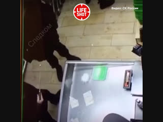 Мужик решил отстоять свое право на водку с помощью стального клинка