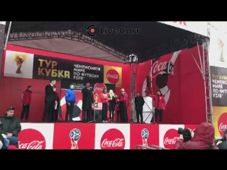 Кубок Чемпионата Мира по футболу приехал во Владивосток - Live