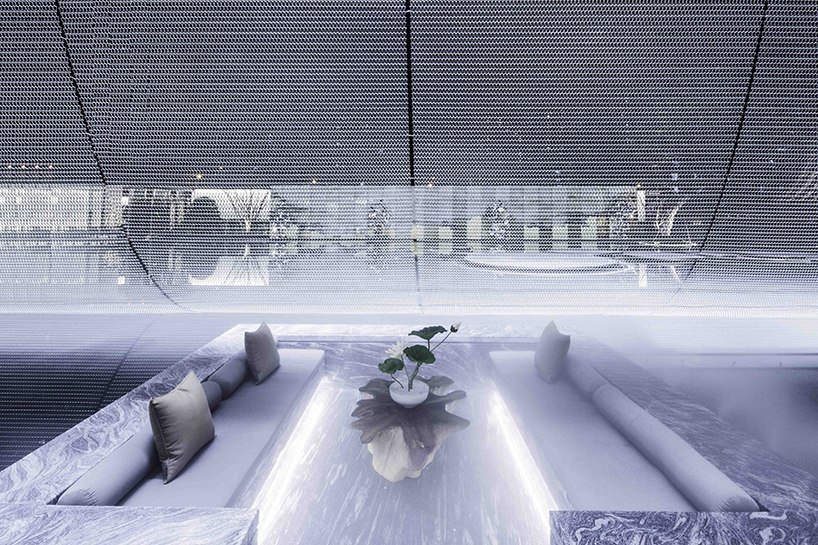 Aoe’s metal mesh curtain links architecture with nature while honoring Chinese traditions