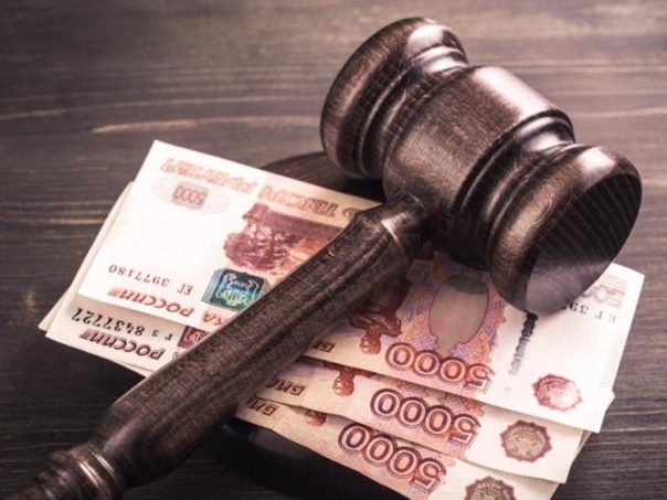 За что собственнику квартиры может грозить штраф<br><br>Иметь свою отдельную квартиру – мечта многих. Но вступая в долгожданное право собственности на жилье, нужно учитывать, что помимо прав это влечет за собой и серьезные обязательства. <br>Квартира существенно выделяется на фоне иных объектов недвижимости тем, что располагается в многоэтажном доме, где, помимо нее, есть десятки, а то и сотни других квартир. <br>Поэтому собственники должны соблюдать правила общежития в доме: не совершать действий, влекущих угрозу жизни, здоровью соседей и сохранности общедомового имущества. <br>За нарушение правил пользования жилым помещением собственнику грозят штрафы – причем нередко он может даже не догадываться о том, что уже стал правонарушителем. <br>Итак, рассмотрим перечень самых штрафоопасных действий и бездействий собственников квартир: <br>1. Незаконный ремонт. <br>Согласитесь, что ремонт может быть разным: одно дело – поклеить обои, и совсем другое – перенести или сломать стену. <br>В тех случаях, когда в ходе ремонта вносятся изменения в конструкцию жилого помещения, отраженную в техническом паспорте, это признается перепланировкой и требует согласования с местной администрацией. <br>Даже такие вполне безобидные, казалось бы, работы, как снос кладовки, объединение ванной комнаты с туалетом, смена газовой плиты на электрическую варочную панель чреваты наложением штрафа, если они будут выполнены без согласия администрации. <br>Штраф за самовольную перепланировку составляет 2 – 2,5 тысячи рублей. Более того, некоторые виды перепланировок вовсе являются запрещенными и могут привести даже к уголовной ответственности и принудительному выселению собственника из квартиры. <br>2. Защита от грабителей. <br>С целью обеспечить дополнительную защиту своей квартиры от воровства, многие собственники устанавливают дополнительные металлические двери в тамбурах. <br>Однако такие двери, как правило, не предусмотрены проектно-технической документации дома, а потому их установка так же, как и в предыдущем случае, признается незаконной перепланировкой. <br>При проведении плановых осмотров этажей пожарные инспекторы часто выносят представления о необходимости приведения тамбуров в изначальное состояние с целью обеспечения требований пожарной безопасности. <br>Поэтому, помимо штрафа за самовольную перепланировку, собственникам грозит также судебный иск от управляющей организации об обязании снести железную дверь в тамбуре. <br>3. Пользование газовой плитой. <br>Собственники квартир, в которых установлено газовое оборудование (плита, колонка и т.п.), обязаны заключать договор на его техническое обслуживание в силу прямого указания в законе. <br>За уклонение от исполнения этой обязанности предусмотрены штрафы в сумме от 1 до 2 тысяч рублей. В равной мере штрафуется и отказ владельца квартиры пустить представителей газовой службы для проверки состояния газового оборудования. <br>В случае повторного совершения того же правонарушения штрафы повышаются до 2 – 5 тысяч рублей. <br>Кроме того, газовая служба может обратиться в суд с требованием обязать собственника обеспечить доступ в его жилое помещение для выполнения работ по техническому обслуживанию газового оборудования. <br>4. Пустили гостей. <br>В том случае, когда в квартире проживают посторонние люди (арендаторы или просто гости), и срок их пребывания превышает 90 дней, собственник обязан уведомить об этом орган МВД для оформления временной регистрации жильцов. <br>В противном случае ему грозит штраф от 2 до 3 тысяч рублей, а если квартира находится в Москве или Санкт-Петербурге, то штраф увеличивается до 3 – 5 тысяч рублей. <br>Знайте свои обязанности и не давайте повода для штрафов! - фото Фото: За что собственнику квартиры может грозить штраф<br><br>Иметь свою отдельную квартиру – мечта многих. Но вступая в долгожданное право собственности на жилье, нужно учитывать, что помимо прав это влечет за собой и серьезные обязательства. <br>Квартира существенно выделяется на фоне иных объектов недвижимости тем, что располагается в многоэтажном доме, где, помимо нее, есть десятки, а то и сотни других квартир. <br>Поэтому собственники должны соблюдать правила общежития в доме: не совершать действий, влекущих угрозу жизни, здоровью соседей и сохранности общедомового имущества. <br>За нарушение правил пользования жилым помещением собственнику грозят штрафы – причем нередко он может даже не догадываться о том, что уже стал правонарушителем. <br>Итак, рассмотрим перечень самых штрафоопасных действий и бездействий собственников квартир: <br>1. Незаконный ремонт. <br>Согласитесь, что ремонт может быть разным: одно дело – поклеить обои, и совсем другое – перенести или сломать стену. <br>В тех случаях, когда в ходе ремонта вносятся изменения в конструкцию жилого помещения, отраженную в техническом паспорте, это признается перепланировкой и требует согласования с местной администрацией. <br>Даже такие вполне безобидные, казалось бы, работы, как снос кладовки, объединение ванной комнаты с туалетом, смена газовой плиты на электрическую варочную панель чреваты наложением штрафа, если они будут выполнены без согласия администрации. <br>Штраф за самовольную перепланировку составляет 2 – 2,5 тысячи рублей. Более того, некоторые виды перепланировок вовсе являются запрещенными и могут привести даже к уголовной ответственности и принудительному выселению собственника из квартиры. <br>2. Защита от грабителей. <br>С целью обеспечить дополнительную защиту своей квартиры от воровства, многие собственники устанавливают дополнительные металлические двери в тамбурах. <br>Однако такие двери, как правило, не предусмотрены проектно-технической документации дома, а потому их установка так же, как и в предыдущем случае, признается незаконной перепланировкой. <br>При проведении плановых осмотров этажей пожарные инспекторы часто выносят представления о необходимости приведения тамбуров в изначальное состояние с целью обеспечения требований пожарной безопасности. <br>Поэтому, помимо штрафа за самовольную перепланировку, собственникам грозит также судебный иск от управляющей организации об обязании снести железную дверь в тамбуре. <br>3. Пользование газовой плитой. <br>Собственники квартир, в которых установлено газовое оборудование (плита, колонка и т.п.), обязаны заключать договор на его техническое обслуживание в силу прямого указания в законе. <br>За уклонение от исполнения этой обязанности предусмотрены штрафы в сумме от 1 до 2 тысяч рублей. В равной мере штрафуется и отказ владельца квартиры пустить представителей газовой службы для проверки состояния газового оборудования. <br>В случае повторного совершения того же правонарушения штрафы повышаются до 2 – 5 тысяч рублей. <br>Кроме того, газовая служба может обратиться в суд с требованием обязать собственника обеспечить доступ в его жилое помещение для выполнения работ по техническому обслуживанию газового оборудования. <br>4. Пустили гостей. <br>В том случае, когда в квартире проживают посторонние люди (арендаторы или просто гости), и срок их пребывания превышает 90 дней, собственник обязан уведомить об этом орган МВД для оформления временной регистрации жильцов. <br>В противном случае ему грозит штраф от 2 до 3 тысяч рублей, а если квартира находится в Москве или Санкт-Петербурге, то штраф увеличивается до 3 – 5 тысяч рублей. <br>Знайте свои обязанности и не давайте повода для штрафов!