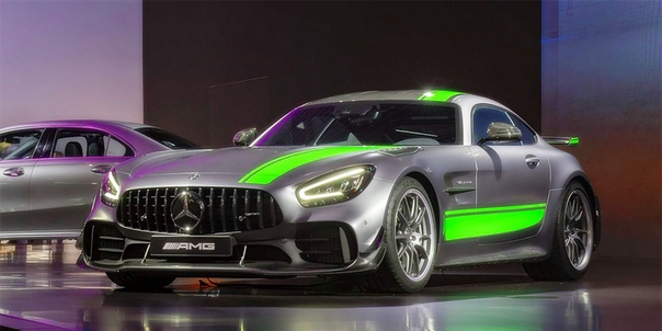 Mercedes модернизировал суперкар AMG GT. Компания Mercedes-AMG представила на мотор-шоу в Лос-Анджелесе модернизированный суперкар GT. Купе получило некоторые изменения во внешности,