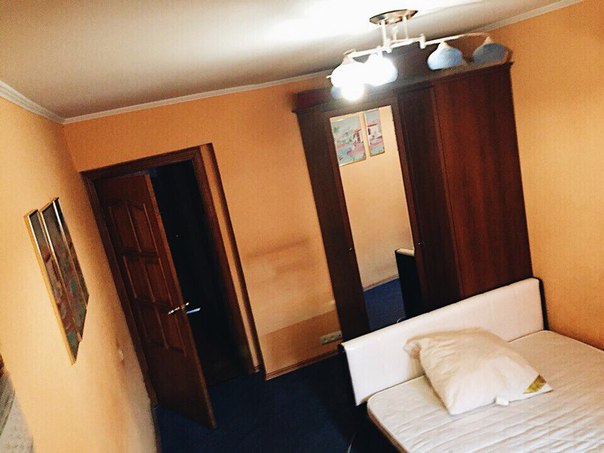 Фото: С 14.02 сдаётся комната. м. Пражская, трешка, 17 к (все включено) <br>От метро 13 минут пешком ( или 3 остановки на автобусе, что к пражской, что к Янгеля) , хорошо развитая инфраструктура, рядом с домом магазины, фитнес клубы, кинотеатр, огромный ТЦ Колумбус. <br>Комната реально большая, совмещена с лоджией(там шкаф, тумбочка и комп.стол) <br>В квартире есть все для комфортного проживания (холодильник, микроволновка, чайник, вся посуда, стиралка, утюг, <br>пылесос) и мы- хорошие и тихие соседи . Комнаты изолированные. Единственное но!!!санузел совмещен, но очереди утром нет. <br>Посиделки дома устраиваем только иногда по выходным - поиграть в настолочки с друзьями до 22.00. Мы уважаем личное пространство, никого не водим <br>Строго не курящим! И только девушкам!<br>Договор с хозяйкой,депозит 15 тыс.