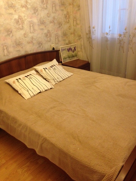Добрый день! Ищу соседку в огромную 3-ую квартиру. 3-я комната не сдаётся и сдаваться не будет. Квартира большая , уютная , кухня просто шикарная. Стиральная машинка новая, микроволновка тоже, есть пылесос, велотренажер (если интересно) .Сейчас в квартире проживаем я и моя соседка. Я тоже снимаю. Каждый в своей комнате. Соседка переезжает к парню, комната освобождается. Заселение после 15 июня. Цена комнаты 15 тр + (1тр-2тр) счётчики. БЕЗ ДЕПОЗИТА Шаговая доступность от метро Люблино - 7 минут. Рядом ТЦ Братиславский, магазин Перекрёсток . От метро Люблино ходят маршрутки до ТК Садовод ( 15 минут пути).Соседку ищу приличную девушку, гражданство РФ, работающую, без вредных привычек. О себе: спокойная, ценю чужое личное пространство , работаю 2/2 до поздна. Нормально отношусь к приходу гостей , главное без шумных ночных вечеринок, вообщем все в норм пределах. Кого заинтересовало пишите в ЛС<br> Белозерова - фото Фото: Добрый день! Ищу соседку в огромную 3-ую квартиру. 3-я комната не сдаётся и сдаваться не будет. Квартира большая , уютная , кухня просто шикарная. Стиральная машинка новая, микроволновка тоже, есть пылесос, велотренажер (если интересно) .Сейчас в квартире проживаем я и моя соседка. Я тоже снимаю. Каждый в своей комнате. Соседка переезжает к парню, комната освобождается. Заселение после 15 июня. Цена комнаты 15 тр + (1тр-2тр) счётчики. БЕЗ ДЕПОЗИТА Шаговая доступность от метро Люблино - 7 минут. Рядом ТЦ Братиславский, магазин Перекрёсток . От метро Люблино ходят маршрутки до ТК Садовод ( 15 минут пути).Соседку ищу приличную девушку, гражданство РФ, работающую, без вредных привычек. О себе: спокойная, ценю чужое личное пространство , работаю 2/2 до поздна. Нормально отношусь к приходу гостей , главное без шумных ночных вечеринок, вообщем все в норм пределах. Кого заинтересовало пишите в ЛС<br> Белозерова