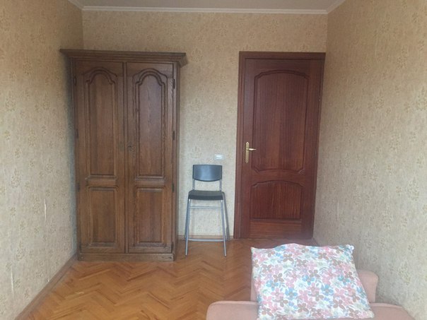 17500 в месяц!!!<br>Комната рядом с Кусковским лесопарком, вблизи ст. м. Выхино.<br><br>Ищу соседа или соседку в 2-комнатную квартиру, которую снимаю на ул. Красный Казанец д.3 корп.5.<br><br>15 тыс. рублей в месяц + депозит 15 тыс. + ЖКУ по квитанции (2,5 – 3 тыс. рублей), без комиссии.<br><br>Про транспортную доступность<br><br>15 минут пешком или 11 минут на ОТ до ст. м. Выхино.<br><br>Про район<br><br>Рядом Кусковский лесопарк с его прудами, крытый каток Ледо, лыжная база и стрелковый тир. <br><br>Торговля здесь тоже вполне достойная: рядом с домом есть Магнит, Перекресток Экспресс и Атак, а в 16 минутах ходьбы ТЦ Вешняки и Мегаком. <br><br>Если заболеете, неподалеку горбольница № 15 имени Филатова – весьма достойное и уважаемое многопрофильное лечебное заведение, лечиться там можно и платно, и бесплатно. <br><br>Автомобилистов порадует наличие нескольких АЗС при выезде на МКАД и ул. Паперника.<br><br>Про дом<br><br>Панельный 9-этажный дом серии II-49 1970 года постройки. Вот он на фото, и в нем 1 пассажирский лифт на каждый подъезд, а также кодовый замок либо домофон. <br>Про квартиру и соседа<br><br>7 этаж, общая площадь 44, кухня 6, предлагаемая комната – 10 кв. м. Я живу в другой комнате, работаю в ресторанном бизнесе, дома появляюсь, чтобы позавтракать, поужинать посмотреть кино, почитать книги и выспаться. <br><br>Ремонт сделан менее 3 лет назад. Полы: в комнатах паркет, на кухне керамогранит. Санузел совмещенный.<br>Есть мебель на кухне, шкафы, стиралка, холодильник, посудомойка, печь СВЧ, чайник, телевизор. <br>В комнате диван, шкаф – и выглядит все довольно аскетично. <br>Заезжать можно с конца февраля .<br>Звоните и пишите мне:+79633208448 - фото Фото: 17500 в месяц!!!<br>Комната рядом с Кусковским лесопарком, вблизи ст. м. Выхино.<br><br>Ищу соседа или соседку в 2-комнатную квартиру, которую снимаю на ул. Красный Казанец д.3 корп.5.<br><br>15 тыс. рублей в месяц + депозит 15 тыс. + ЖКУ по квитанции (2,5 – 3 тыс. рублей), без комиссии.<br><br>Про транспортную доступность<br><br>15 минут пешком или 11 минут на ОТ до ст. м. Выхино.<br><br>Про район<br><br>Рядом Кусковский лесопарк с его прудами, крытый каток Ледо, лыжная база и стрелковый тир. <br><br>Торговля здесь тоже вполне достойная: рядом с домом есть Магнит, Перекресток Экспресс и Атак, а в 16 минутах ходьбы ТЦ Вешняки и Мегаком. <br><br>Если заболеете, неподалеку горбольница № 15 имени Филатова – весьма достойное и уважаемое многопрофильное лечебное заведение, лечиться там можно и платно, и бесплатно. <br><br>Автомобилистов порадует наличие нескольких АЗС при выезде на МКАД и ул. Паперника.<br><br>Про дом<br><br>Панельный 9-этажный дом серии II-49 1970 года постройки. Вот он на фото, и в нем 1 пассажирский лифт на каждый подъезд, а также кодовый замок либо домофон. <br>Про квартиру и соседа<br><br>7 этаж, общая площадь 44, кухня 6, предлагаемая комната – 10 кв. м. Я живу в другой комнате, работаю в ресторанном бизнесе, дома появляюсь, чтобы позавтракать, поужинать посмотреть кино, почитать книги и выспаться. <br><br>Ремонт сделан менее 3 лет назад. Полы: в комнатах паркет, на кухне керамогранит. Санузел совмещенный.<br>Есть мебель на кухне, шкафы, стиралка, холодильник, посудомойка, печь СВЧ, чайник, телевизор. <br>В комнате диван, шкаф – и выглядит все довольно аскетично. <br>Заезжать можно с конца февраля .<br>Звоните и пишите мне:+79633208448