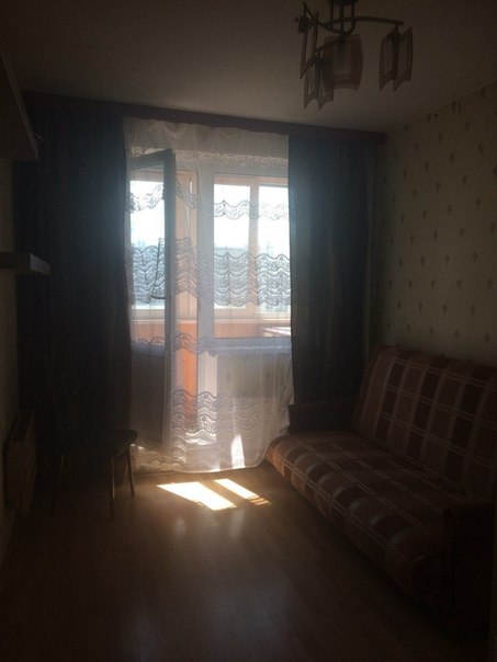 Фото: Не являемся посредниками, не суб-аренда. Три молодые девушки, проживающие вместе, ищут на подселение в изолированную комнату в 3-шке девушку до 25-27 лет. <br>Можно с в/п, без животных (и так дома 2 кота). <br>От станции метро 3 минуты ходьбы (Борисово). <br>Без детей, платёжеспособных. <br>Живем очень дружно, как родные, (готовим на всех, вместе ходим в магазин, всегда теплая атмосфера дома, никто чужой карман не делит), дома имеется свой кальян  ставить тоже умеем, не переживайте)<br>Комната 15т, залог 15т (можно разбить), свет/коммуналка/интернет - отдельно. Квартира на 4+, вся техника и мебель есть. <br>Уважаем личное пространство и требуем того же. <br>По всем вопросам предварительно в личные. И да, не смотрите, что страница фейк. <br>П.с.: было бы здорово, если бы оказались на одной волне. <br>П.с.  очень ценим адекватность))<br>