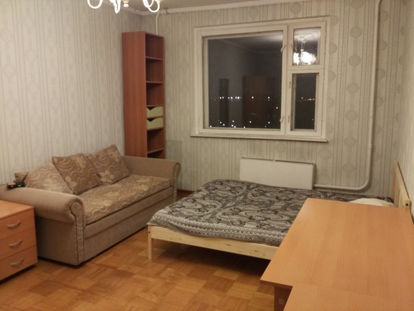 Фото: СРОЧНО! Сдается большая комната в трёхкомнатной квартире. <br>10 минут пешком до м. Шипиловская. <br>Ищем одну/двух девушек или молодую пару. <br>Стоимость: первый месяц 20000, последующие 16000 + коммуналка. <br>Требования: <br>- славяне <br>- платежеспособные <br>- без в/п, животных, детей <br>- возраст до 28 <br>Мебель: двухспальная кровать, диван, стол, комод, шкаф. Бытовая техника в наличии. В соседях два парня без в/п, которые постоянно на работе.