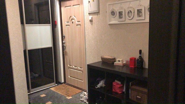Всем привет! <br>Заезд с 1 марта!!!<br>Очень срочно!!! <br>Ищу соседку без вредных привычек в съемную 1- комнатную квартиру, желательно на длительный срок проживания( от 1 года ) <br>Квартира очень чистая и опрятная. Сделан евро ремонт . <br>Оплата 15.000 +к/п + залог в размере 15.000 , но его можно разбить на несколько месяцев.<br>Станции метро Юго-Западная , Тропарево, Саларьево<br>Район град Московский , ул. Радужная Время до метро -15 мин на автобусе, либо маршрутке. В доме имеется консьерж и домофон. Квартира просторная и светлая . Ш<br>Сам дом имеет удобное месторасположение : вокруг множество продуктовых магазинов , аптек, салонов красоты и тд. Есть круглосуточная “Пятерочка» . Автобусная остановка в двух шагах от дома.<br>Самое главное , что очень бы хотела видеть в своей соседушке :<br>молодая девушка от 18 до 27-28 лет( возможно , студентка университета , но с возможностью ежемесячной оплаты)<br>порядочность ( хоум пати не устраивать , незнакомцев не приводить )<br>чистоплотность . <br>платёжеспособность<br>проживание на длительный срок. <br>И очень убедительная просьба, если вы понимаете /знаете/ заранее предвидите , что будете жить от силы месяца 3-5 , а затем съездите куда -нибудь в другое место, то лучше не будем вводить друг друга в заблуждение, потому что найти соседку - это задача не из легких и не хотелось бы заниматься этим каждые 3-4 месяца . <br>Всех, кто заинтересовался, милости прошу. Всю интересующую информацию могу рассказать подробнее. <br>Очень надеюсь, что все сложится удачно и соседка обязательно найдётся. Все, кто заинтересовались, жду в ЛС<br> Лихачёва - фото Фото: Всем привет! <br>Заезд с 1 марта!!!<br>Очень срочно!!! <br>Ищу соседку без вредных привычек в съемную 1- комнатную квартиру, желательно на длительный срок проживания( от 1 года ) <br>Квартира очень чистая и опрятная. Сделан евро ремонт . <br>Оплата 15.000 +к/п + залог в размере 15.000 , но его можно разбить на несколько месяцев.<br>Станции метро Юго-Западная , Тропарево, Саларьево<br>Район град Московский , ул. Радужная Время до метро -15 мин на автобусе, либо маршрутке. В доме имеется консьерж и домофон. Квартира просторная и светлая . Ш<br>Сам дом имеет удобное месторасположение : вокруг множество продуктовых магазинов , аптек, салонов красоты и тд. Есть круглосуточная “Пятерочка» . Автобусная остановка в двух шагах от дома.<br>Самое главное , что очень бы хотела видеть в своей соседушке :<br>молодая девушка от 18 до 27-28 лет( возможно , студентка университета , но с возможностью ежемесячной оплаты)<br>порядочность ( хоум пати не устраивать , незнакомцев не приводить )<br>чистоплотность . <br>платёжеспособность<br>проживание на длительный срок. <br>И очень убедительная просьба, если вы понимаете /знаете/ заранее предвидите , что будете жить от силы месяца 3-5 , а затем съездите куда -нибудь в другое место, то лучше не будем вводить друг друга в заблуждение, потому что найти соседку - это задача не из легких и не хотелось бы заниматься этим каждые 3-4 месяца . <br>Всех, кто заинтересовался, милости прошу. Всю интересующую информацию могу рассказать подробнее. <br>Очень надеюсь, что все сложится удачно и соседка обязательно найдётся. Все, кто заинтересовались, жду в ЛС<br> Лихачёва