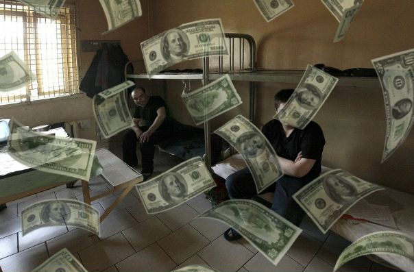 Деликатесы и дорогие унитазы. В СИЗО 