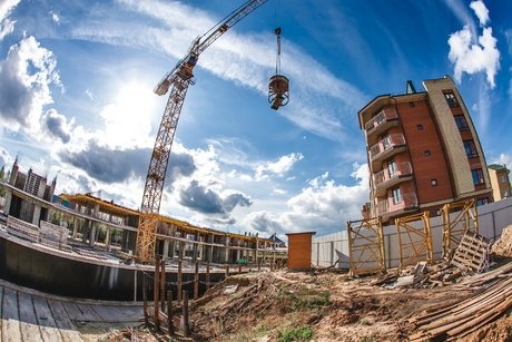 На счет Компенсационного фонда дольщиков собрано 1,8 млрд рублей <br>На сегодняшний день взносы на компенсационный счет фонда перечислили 1300 застройщиков.<br>Общая стоимость зарегистрированных объектов составляет 151,2 млрд руб. В фонде застраховано 43 500 договоров долевого участия. <br>Также более 4 тыс. застройщиков публикуют данные о своих объектах, рассказал генеральный директор Фонда защиты прав граждан-участников долевого строительства Александр Плутник на совещании при генеральном прокуроре Российской Федерации Юрии Чайке. По словам Плутника, сегодня собрана информация более чем по 15 700 объектам недвижимости. <br>Напомним, что Компенсационный фонд был создан в октябре прошлого года. Деньги из фонда будут направляться на завершение строительства или выплату компенсаций дольщикам, если застройщик обанкротился. - фото Фото: На счет Компенсационного фонда дольщиков собрано 1,8 млрд рублей <br>На сегодняшний день взносы на компенсационный счет фонда перечислили 1300 застройщиков.<br>Общая стоимость зарегистрированных объектов составляет 151,2 млрд руб. В фонде застраховано 43 500 договоров долевого участия. <br>Также более 4 тыс. застройщиков публикуют данные о своих объектах, рассказал генеральный директор Фонда защиты прав граждан-участников долевого строительства Александр Плутник на совещании при генеральном прокуроре Российской Федерации Юрии Чайке. По словам Плутника, сегодня собрана информация более чем по 15 700 объектам недвижимости. <br>Напомним, что Компенсационный фонд был создан в октябре прошлого года. Деньги из фонда будут направляться на завершение строительства или выплату компенсаций дольщикам, если застройщик обанкротился.
