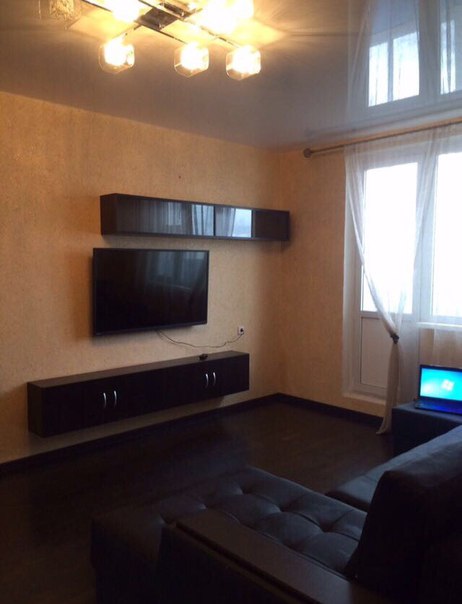 Фото: СОБСТВЕННИК!!!Сдается 1-ка 40 кв.м; м.Выхино ул.Покровская 23-новостройка 16/17 этажного дома.транспортная доступность 7мин, В мае 2018 открывается метро «Некрасовка»<br>В 10 метрах от дома !).В квартире выполнен евроремонт , паркет, 2-е стеклопакеты, встроенный на заказ шкаф во всю стену , 2 кожаных дивана , барная стойка .квартира выполнена в разных стилистиках;На балконе располагается  уютная кальяная с тёплыми полами и картинами, что позволит вам погрузиться в восточные вечера в выходные.Встроенная техника , тропический душ, шикарные арки, металическая дверь.Развитая инфраструктура : Сбербанк , МФЦ,супермаркеты, Торговый центр , строительные/хозяйственные магазины , школы сады.Экологически чистый район .цена:38.000